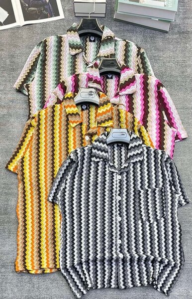 Chemises à motifs colorés