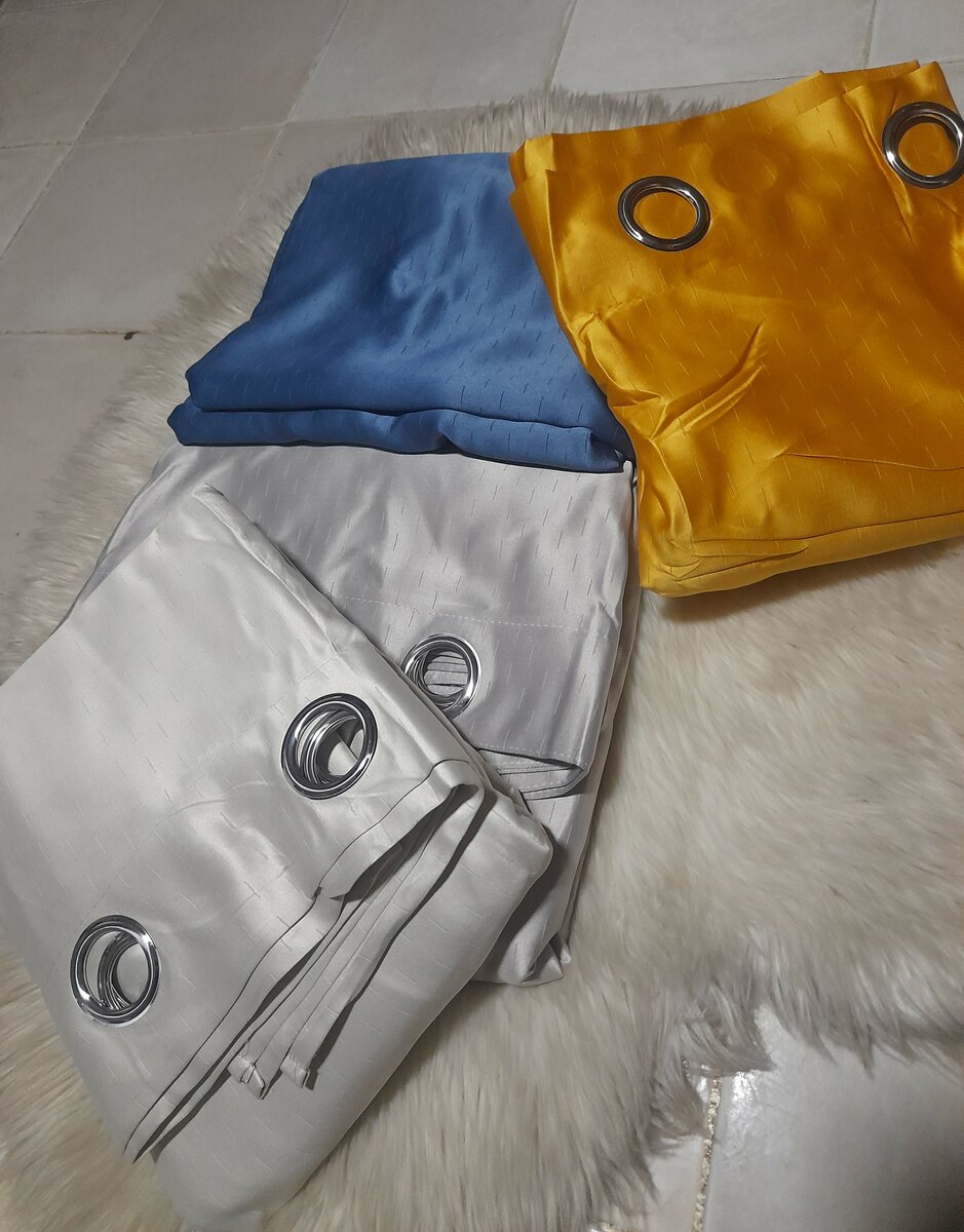 Rideaux à œillets colorés