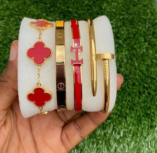 Catier and vanclef bangle