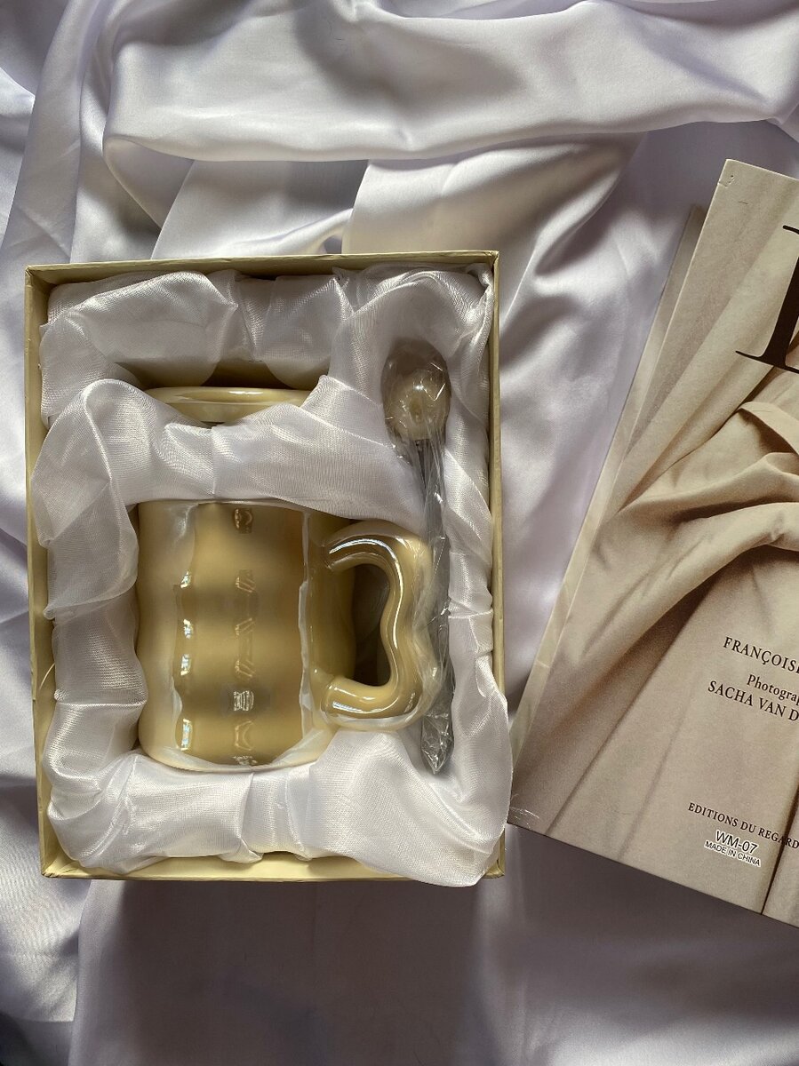 Красивая кружка с крышкой и ложкой