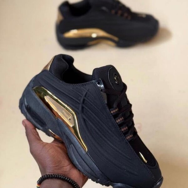 Chaussures de sport noir et or