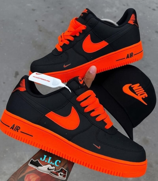 Baskets noires et orange