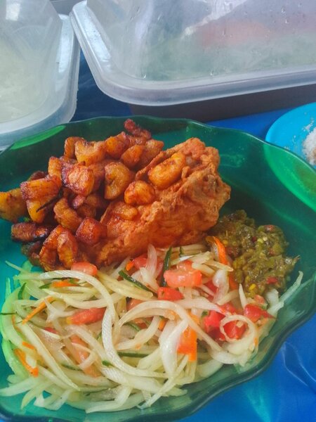 Assiette de poulet frit et légumes