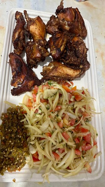 Poulet grillé avec salade fraîche