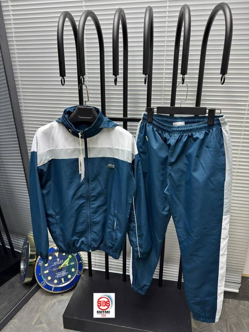 Ensemble de survêtement bleu moderne