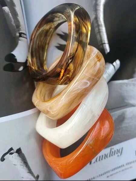 Bracelets en résine marbrée élégantes