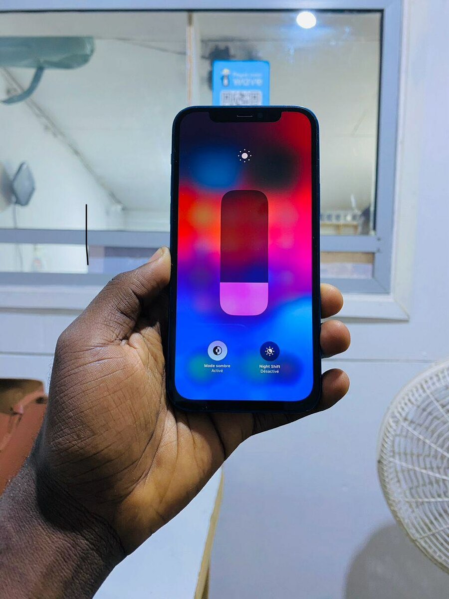 iPhone 12 64giga casineuf tout passe propre