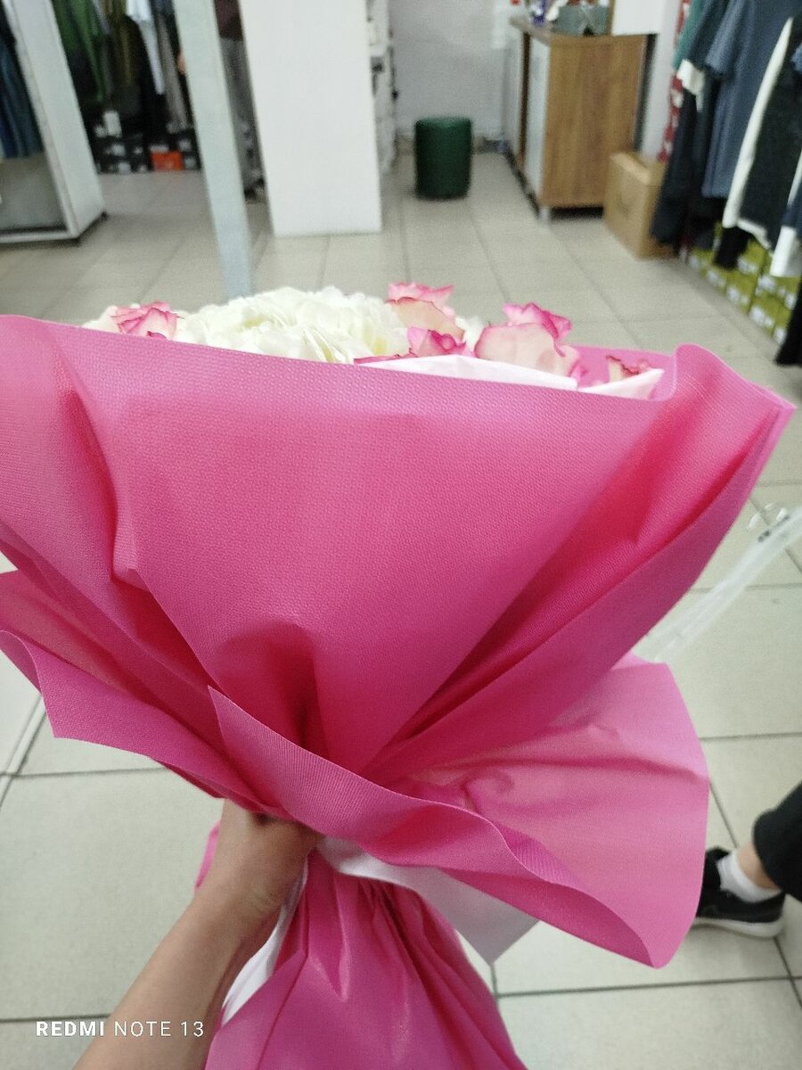 Гортензия и розы