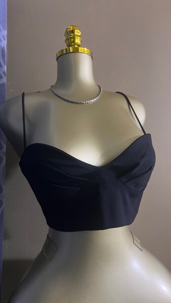 Top court noir à bretelles