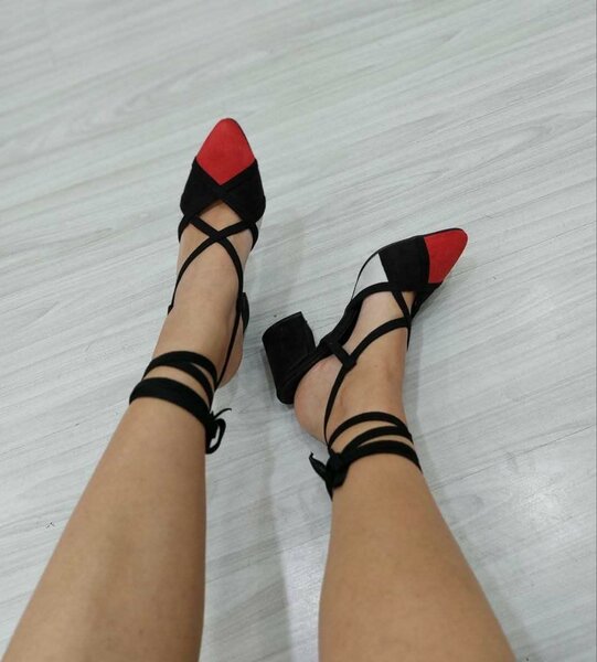 Sandales à talons rouge et noir