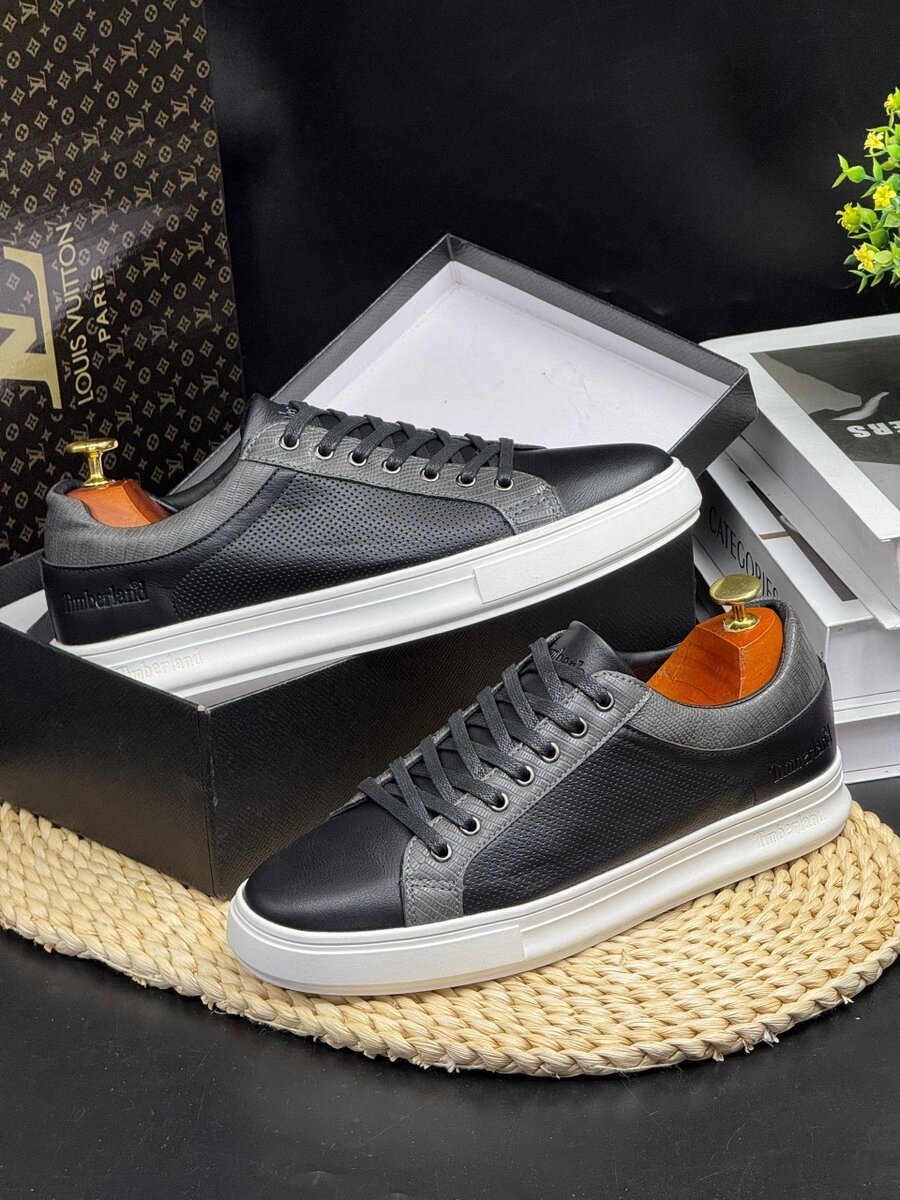 TIMBERLAND BLACK AND WHITE