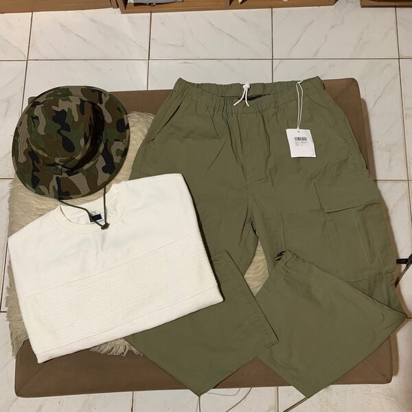 Hat - Tshirt - packer trousers