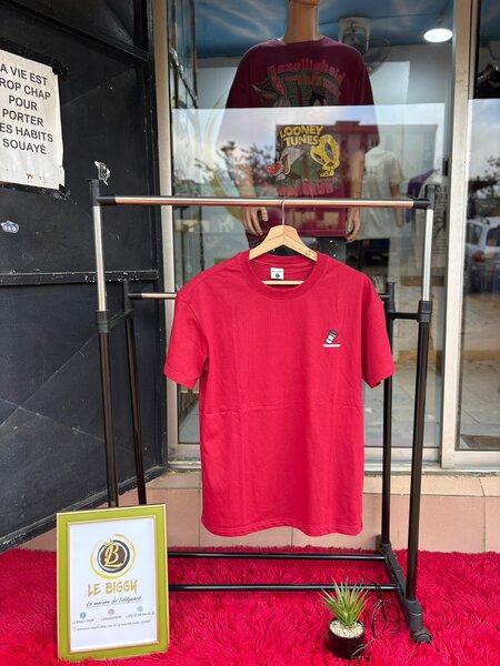 T-shirt rouge imprimé canette