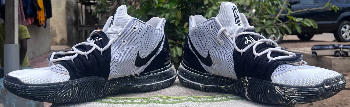 NikeKyrie 5 'Oreo'
