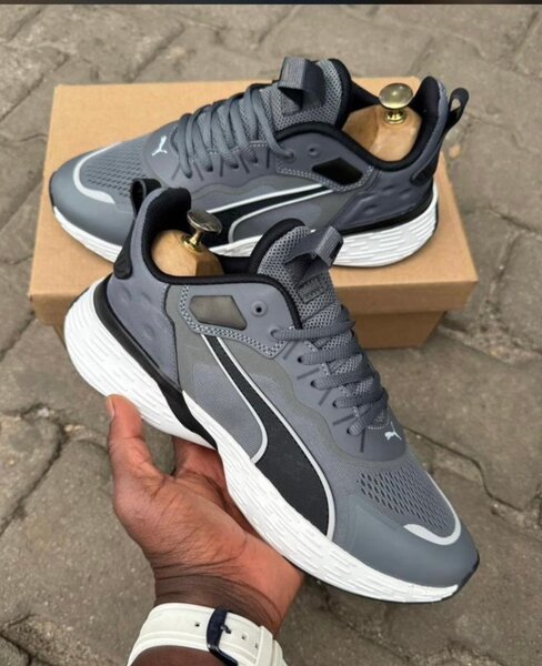 Baskets de sport grises tendance