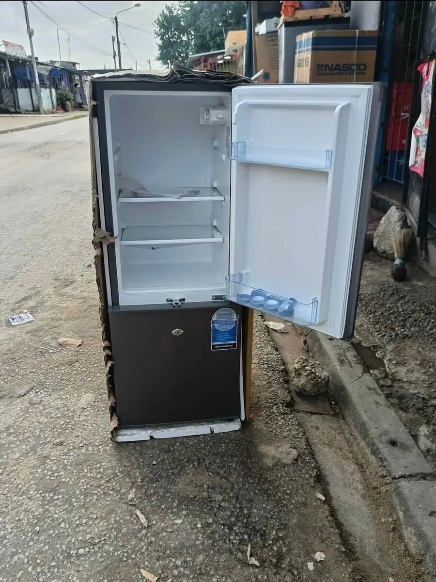 Mini réfrigérateur compact moderne