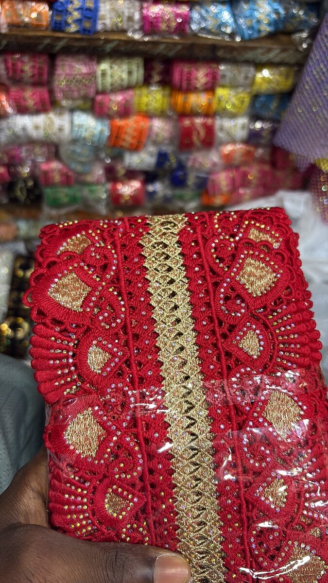 Dentelle brodée rouge dorée