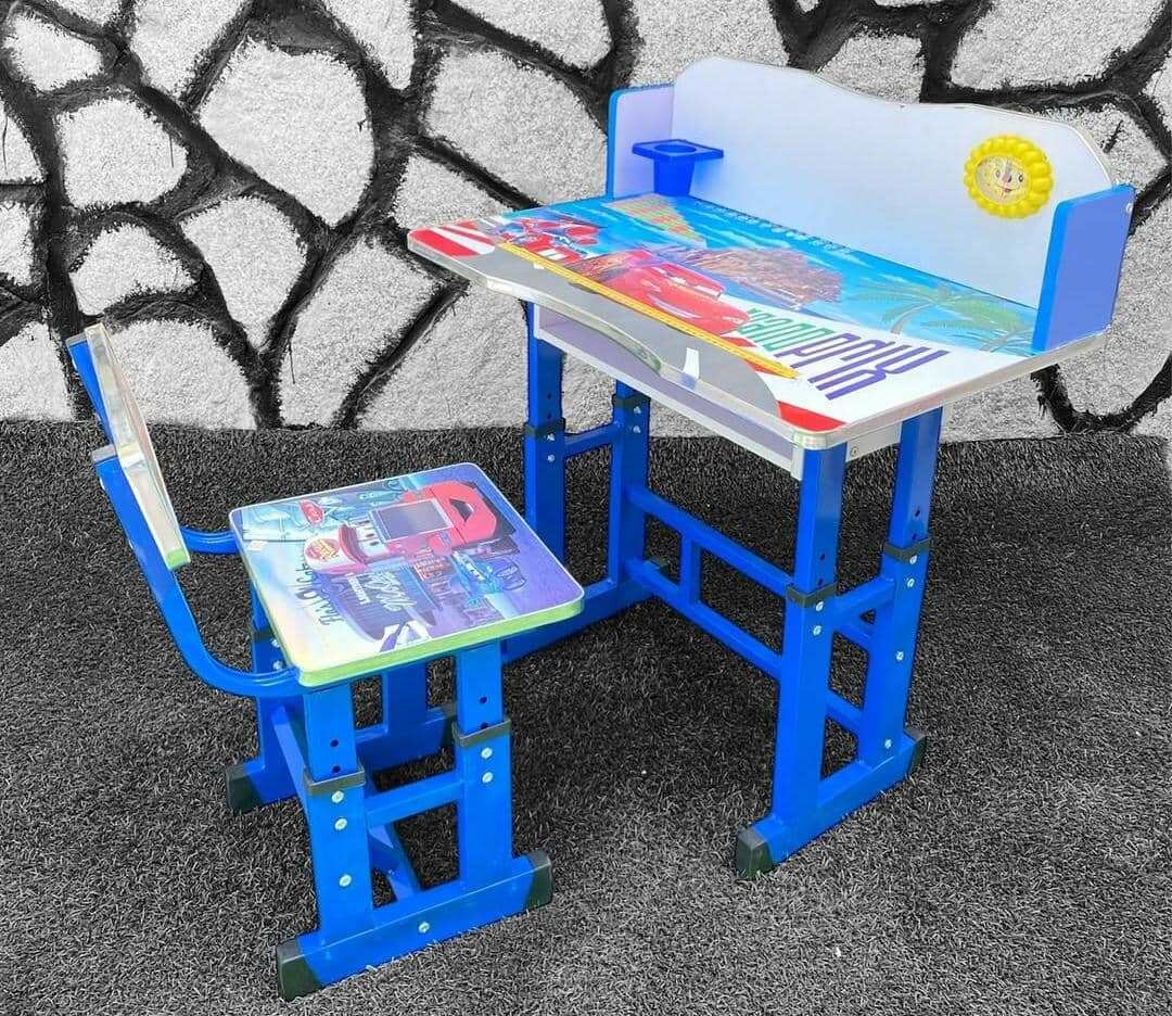 Kid's table and chair