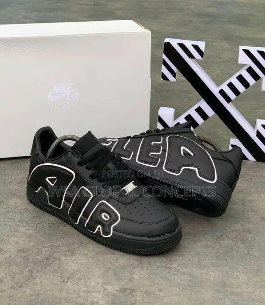 Chaussures Nike Air Force 1 Noires