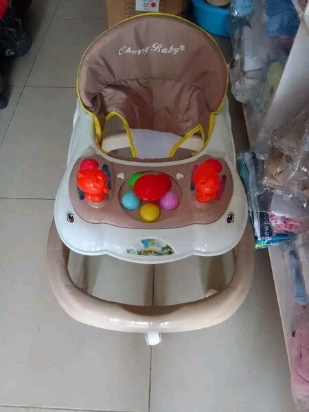 Marche bébé disponible nouveau dans l'emballage jamais utilisé 