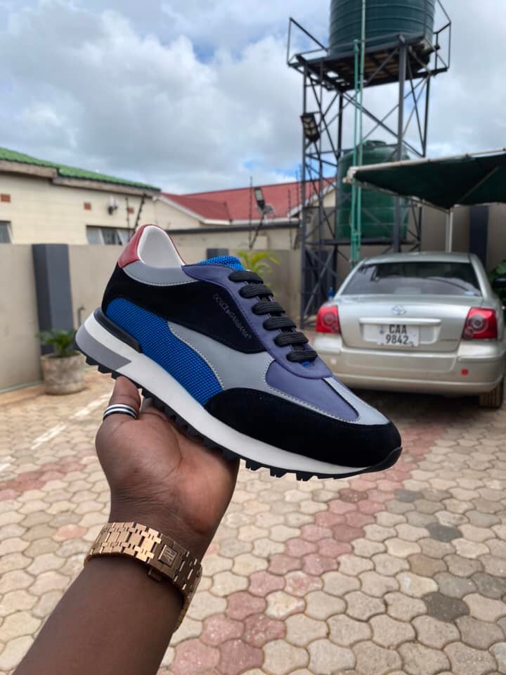 Men's sports shoes with contrasting soles in various colors