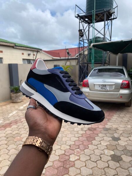 Men's sports shoes with contrasting soles in various colors