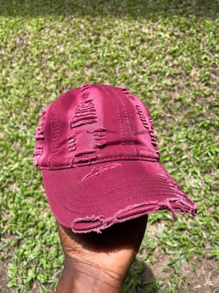 Casquette rouge déchirée stylée