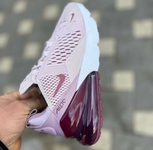 NIKE AIR 270