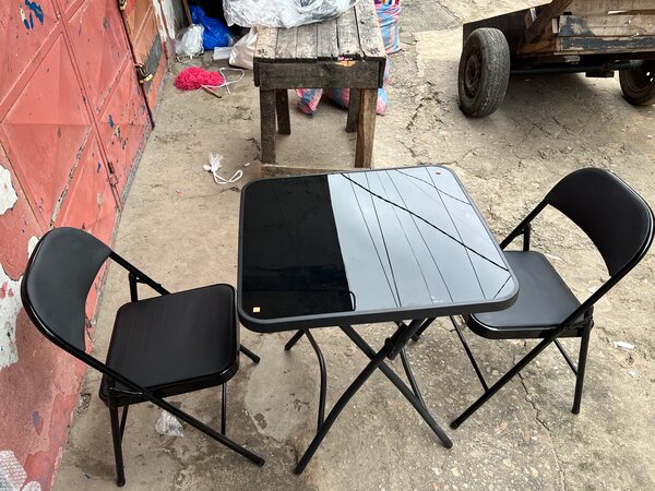Table et chaises pliantes noires