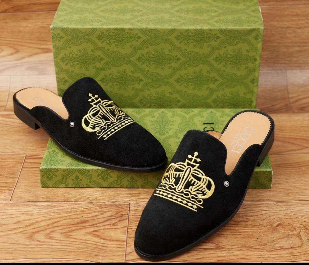 Mules en cuir noir brodés