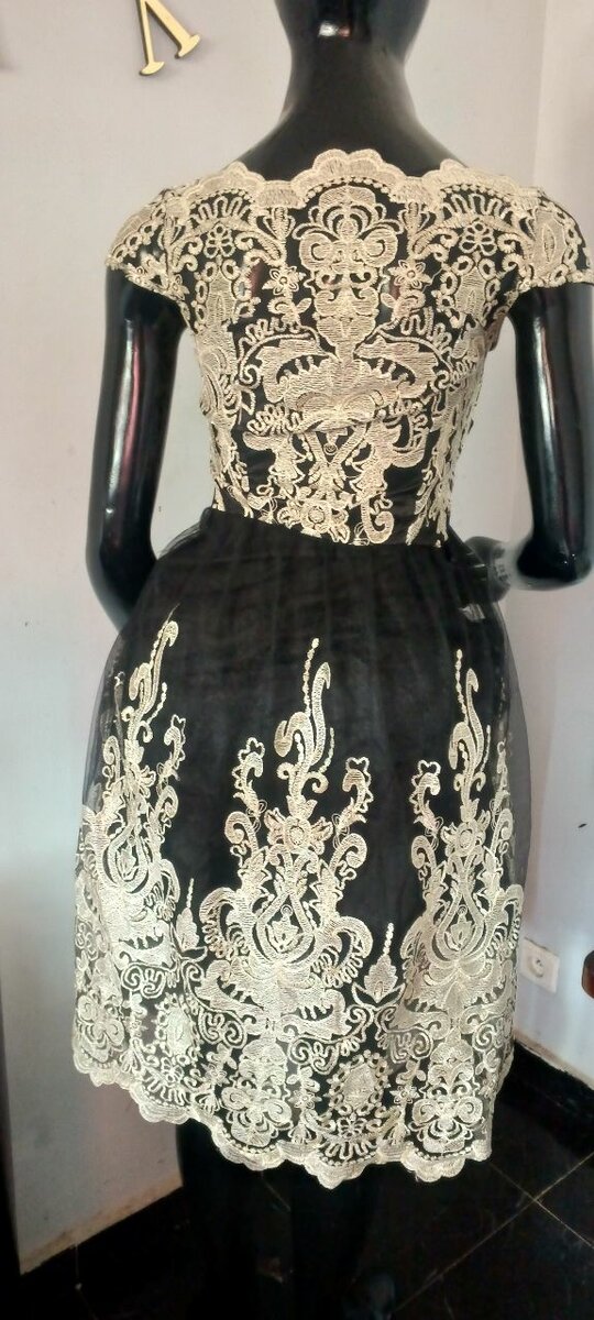 Robe élégante en dentelle brodée