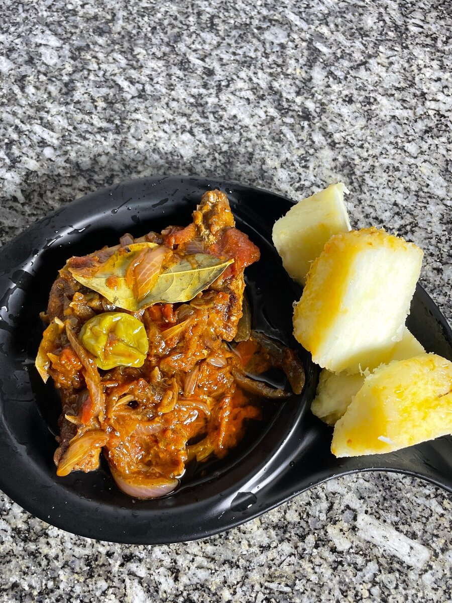 Plat d igname et Poulet Épicé