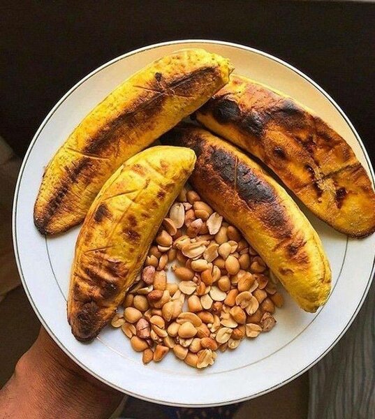 Plantains grillés et arachides