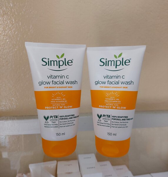 Simple vitamin C glow facial wash