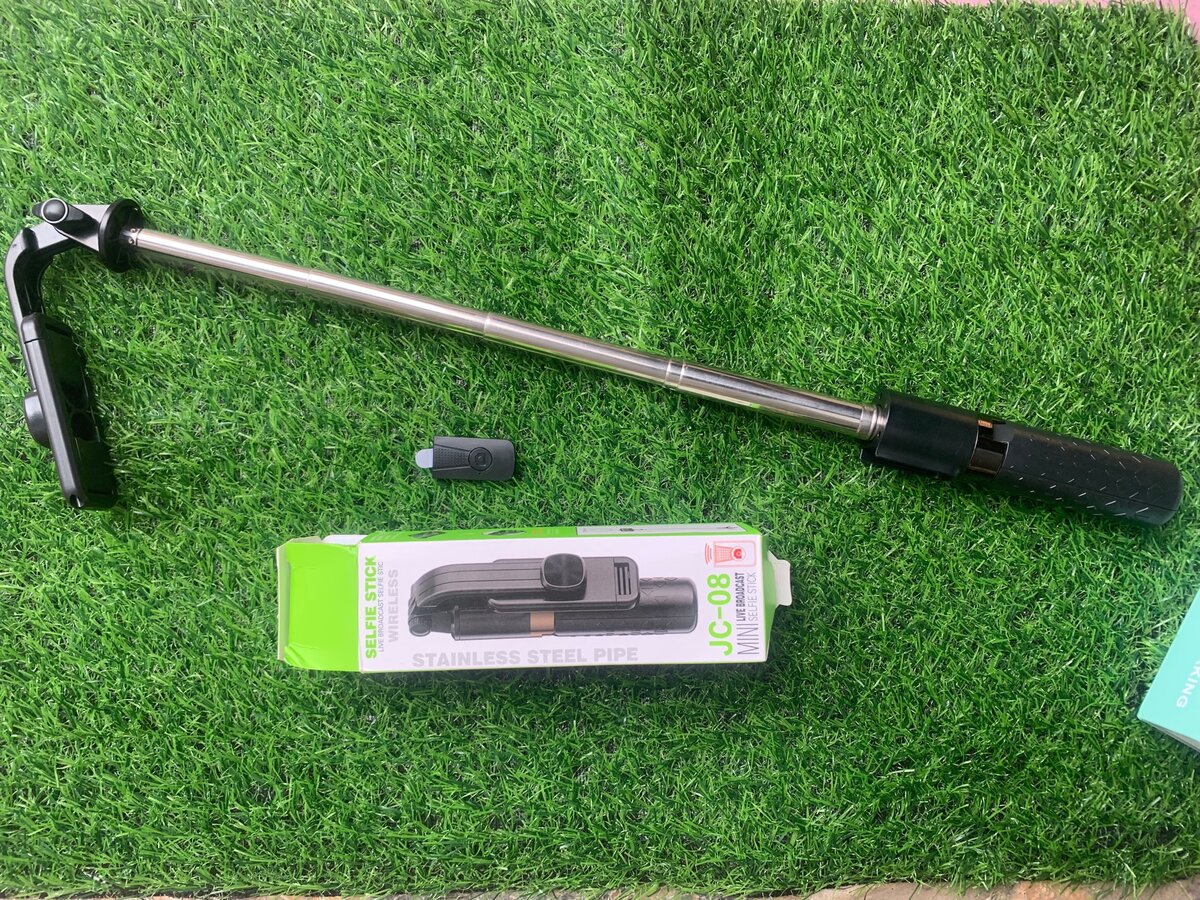 Wireless selfie stick