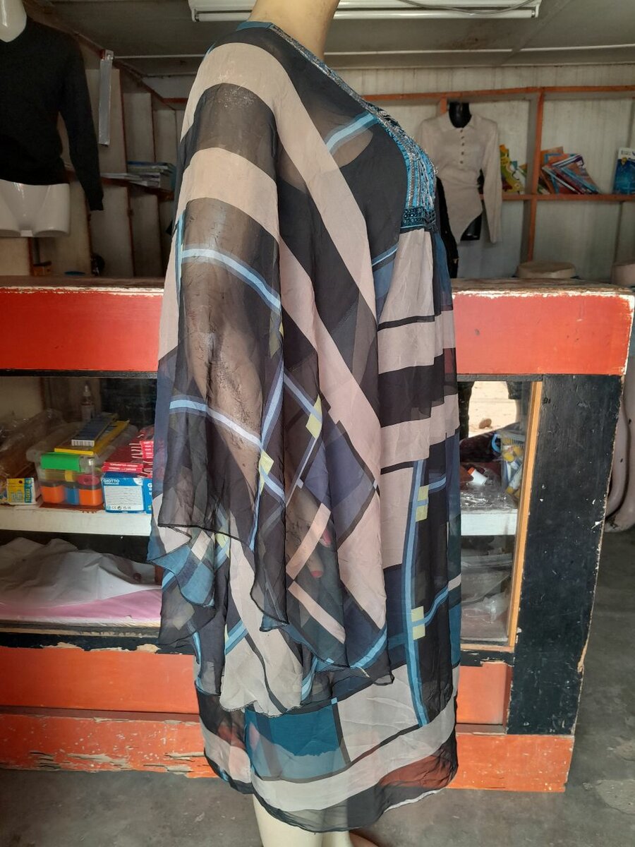 Robe en soie multicolore avec doublures