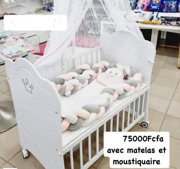 Lit bébé avec matelas, moustiquaire