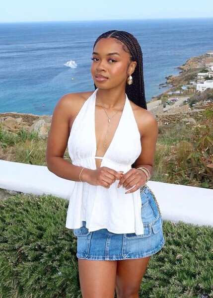 Top dos nu élégant femme