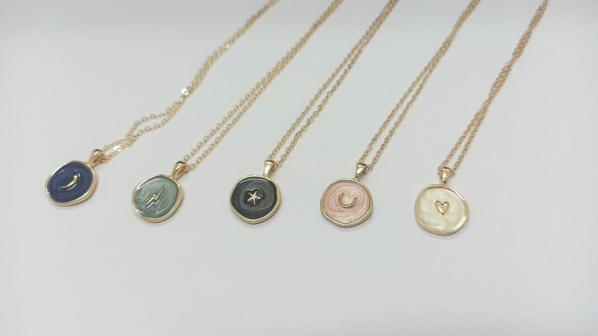 Pendentif Médaillon en céramique doré