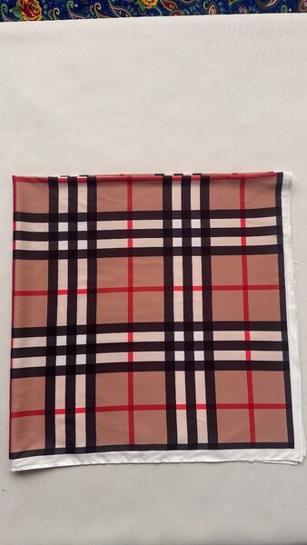 Платок шелковый , под бренд.