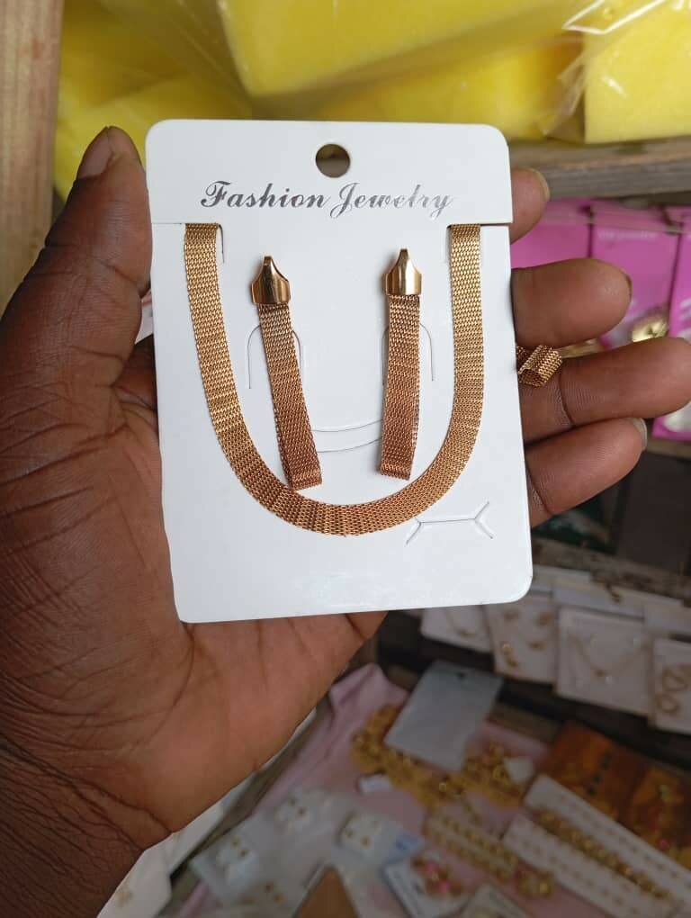 Set de collier et boucles dorés