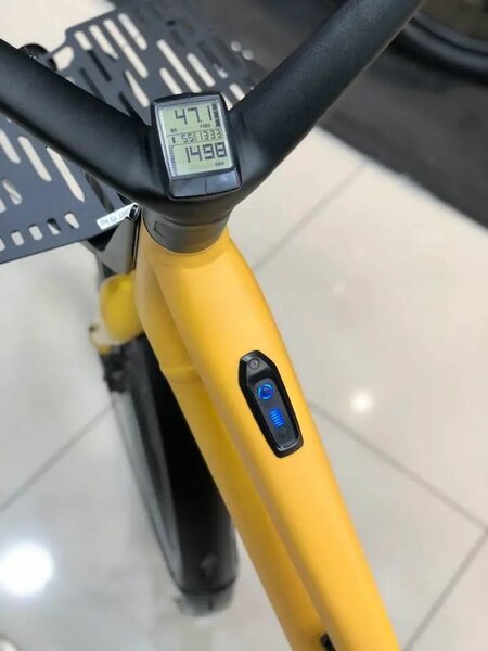 Vélo électrique moderne jaune