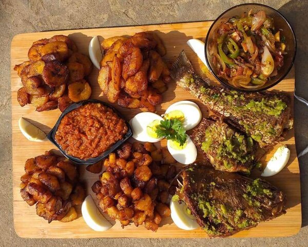 Délice de poisson grillé avec bananes plantain