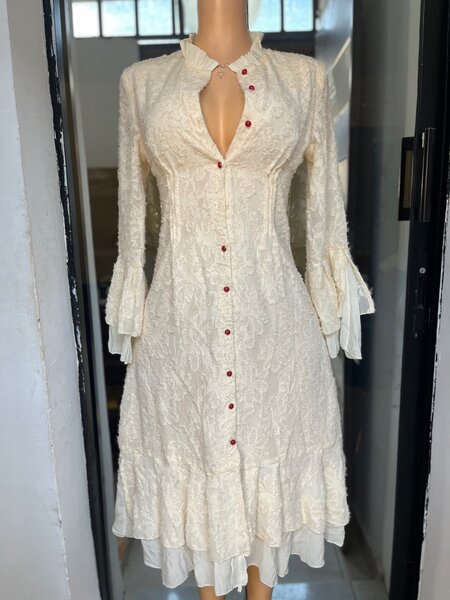 Robe en dentelle blanche élégante