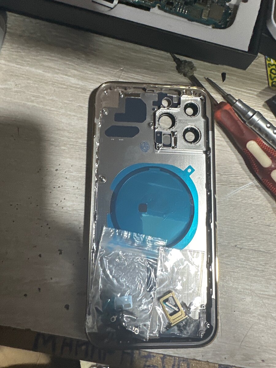 Coque arrière 13 pro Max avec la main d'œuvre