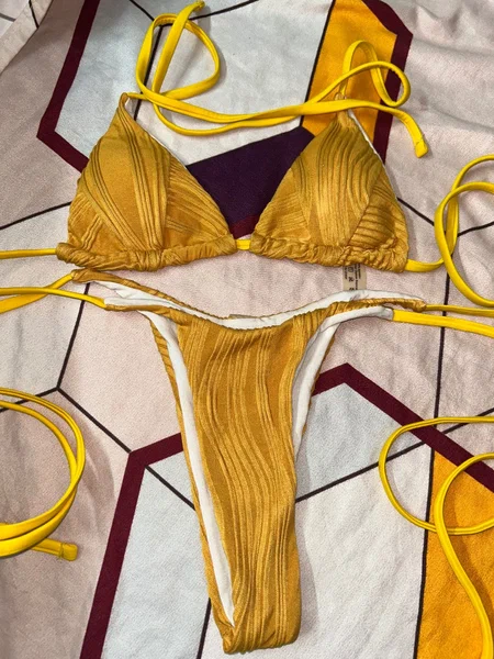 Bikini triangle doré