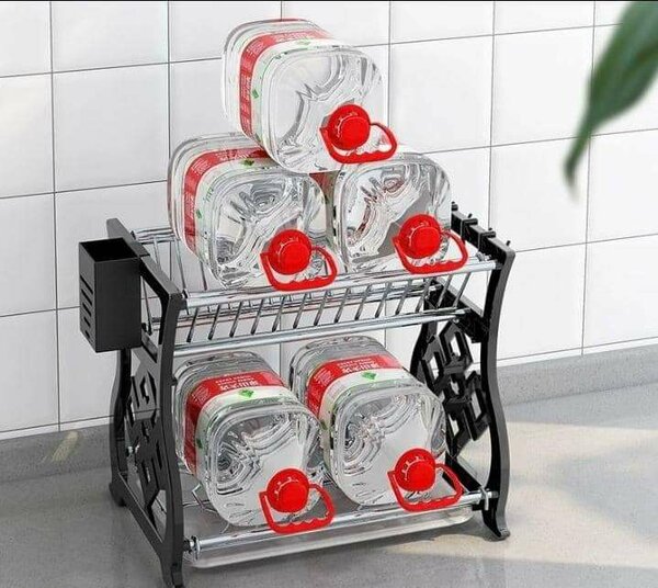 Étagère de rangement pour assiettes et bols de cuisine.