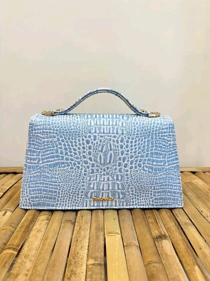 Sac à main bleu crocodile