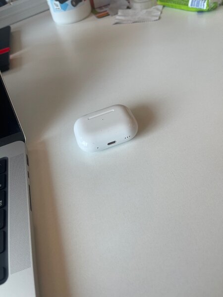 Беспроводные наушники в чехле