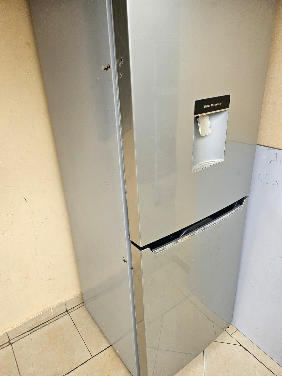 Réfrigérateur moderne avec congélateur